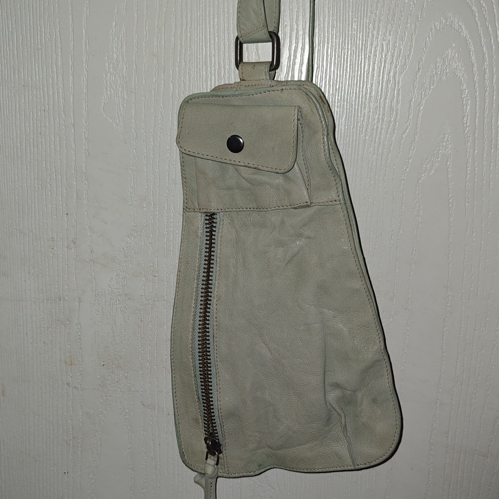 Free people Crossbody "Jagger" Leather Bag, very light green color - Picture 6 of 7